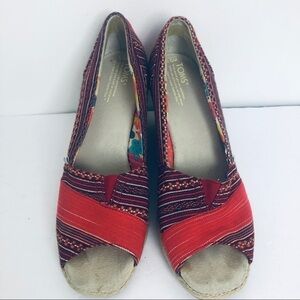 Toms 91/2‎ burgundy and red wedges with tan wedge